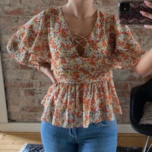 Somrig tröja från ZARA - Superfin somrig tröja från Zara! Superskön men har aldrig kommit till använding tyvärr :( Passar mig som har XS men även nån storlek större skulle jag säga. Dragkedja på sidan som inte syns