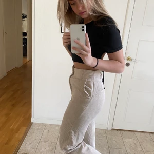 Byxor - Super fina beiga byxor i machester tyg. Inte använda så mycket! Super fina verkligen