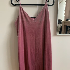 Lila sammetsklänning - En knappt använd kort lila sammetsklänning fen Bikbok . 