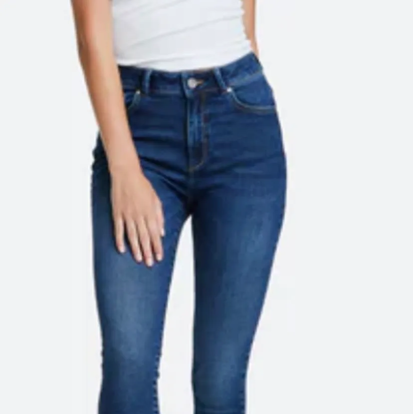 Jättestretchiga jeans i tight modell. Söljer då de ej passar. . Jeans & Byxor.