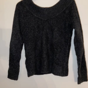 Off shoulder - Off shoulder tröja men går även bra att ha som icke off shoulder om man vill det!