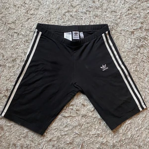 Adidas cykelbyxor strl M - Byxorna är använda en del men i bra skick, fläcken som syns på bilden är inte permanent utan pga damm och ska tvättas innan försäljning. Otroligt skönt material. Nypris: ca 300 kr. Säljer för 100 kr. Köparen står för frakt