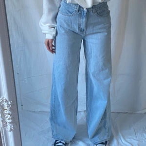 Missguided Vida Jeans - Trendiga vida jeans framförallt till vår och sommar! Modell: Blue Light Wash Extreme  Flare Denim Jeans från Missguided. Tredje bilden är från Mariakragmann. Jag är 170 cm lång och bär 36. En ursnygg oversized modell som är slutsåld på hemsidan. 