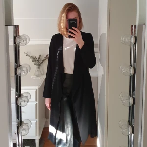 Svart trenchcoat strl M - En svart trenchcoat i storlek M men kan så väl passa S. Frakt tillkommer 📦