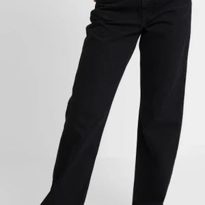 Weekday jeans, Rowe - Säljer mina weekday jeans då jag från början köpte fel storlek och dem är alldeles för stora för mig. Strl 29/30. Knappt använda