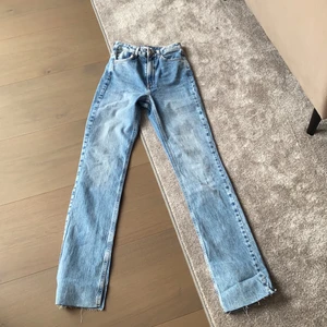 Snygga zara jeans! - Säljer mina snygga zara jeans, anledning dom har för liten. Varför priset inte har sänkts så mycket är pga att jag fick hem dom idag och testade dom och kunde inte ha dom!:)