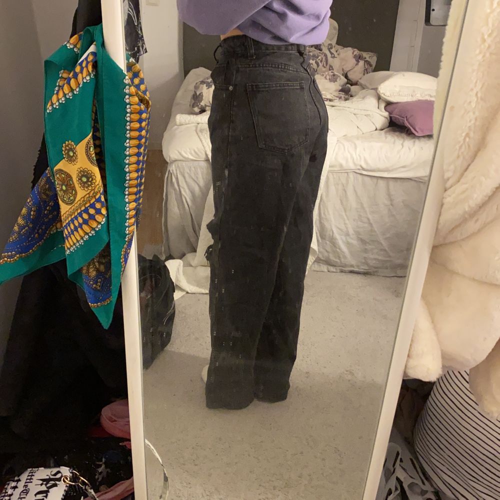 Så najs svarta baggy jeans med slitningar, de är köpta från pretty little thing förra året men använder dem aldrig så säljer därför vidare! Jag är 159 cm och de är en bra längd på mig, skulle också passa om man är lite längre!. Jeans & Byxor.