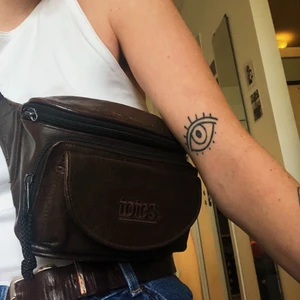 Väska i brunt skinn - Köpt på second hand. Perfekta festivalväskan med flera olika fack! Fint skick! Märket: totes 