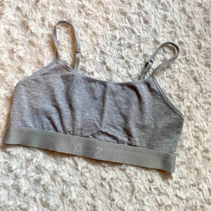  - Mjuk och skön topp i bomull från A-Z by Zlatan. Använda max 2 gånger så i perfekt skick. Fin guldkant på insidan av toppen (se andra bilden). 🌸 Fraktar eller möts i Sthlm/Uppsala.  