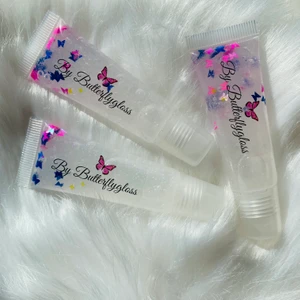 Läppglans - Söta läppglans i färgen clear. De smakar cotton candy. Jag Säljer läppglans,läppoljor och läppskrubbar som även går att beställa på min Instagram by_butterflygloss! Innehåller vitamin E olja, grapeseedoil och kokosolja för att mjukgöra läpparna. Jag har varit väldigt noggrann med hygienen vid produktionen av dessa: uppsatt hår, tvättade tuber, handskar och spritad yta etc! Läppglanset känns väldigt mjukt på läpparna. De  kostar 30kr st. Gåva medföljer vid köp💕 Jag samfraktar gärna!