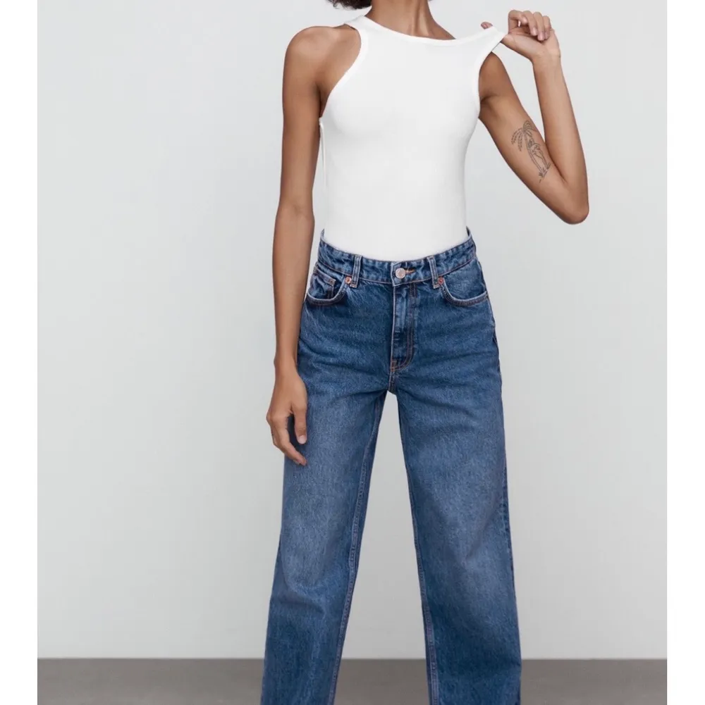 Jag säljer dessa jättesnygga jeansen från Zara då de inte passar mig. Det är i modellen ”Wide leg full length” och är i storlek 34. De är ganska långa i modellen men eftersom att de är avklippta kanter kan man klippa dem så de bli lagom långa.. Jeans & Byxor.