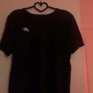T-shirt - Säljer denna Nike t-shirten som inte kommer till användning mer,jätte bra skick