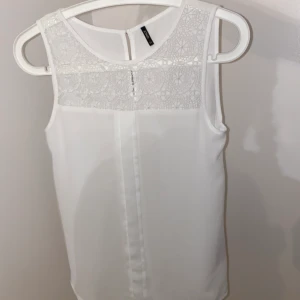 Vit blus - Vit blus från ONLY  storlek 34