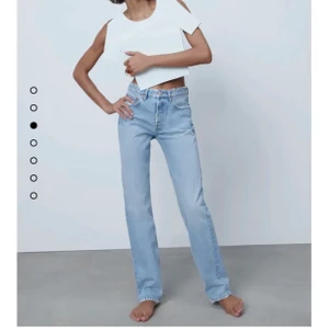 Jeans zara  - Säljer mina as snygga zara ljusblå mid Rise jeans. Skriv vid intresse. Kan då skicka fler bilder. Oanvända, prislapp sitter kvar. Nypris 359kr