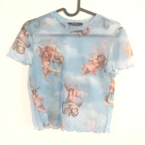 Topp - Genomskinlig mönstrad topp i syntetmaterial