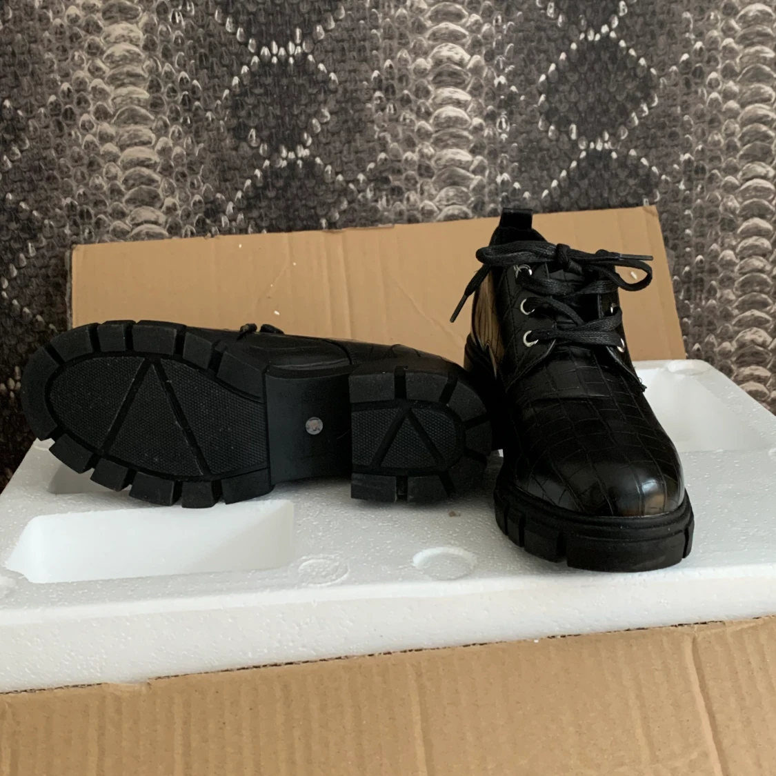 jättefin krokodilmönstrat skor - 91