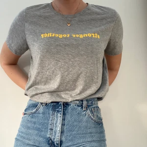 T-shirt  - Grå t-shirt från ginatricot. I bra skick. 