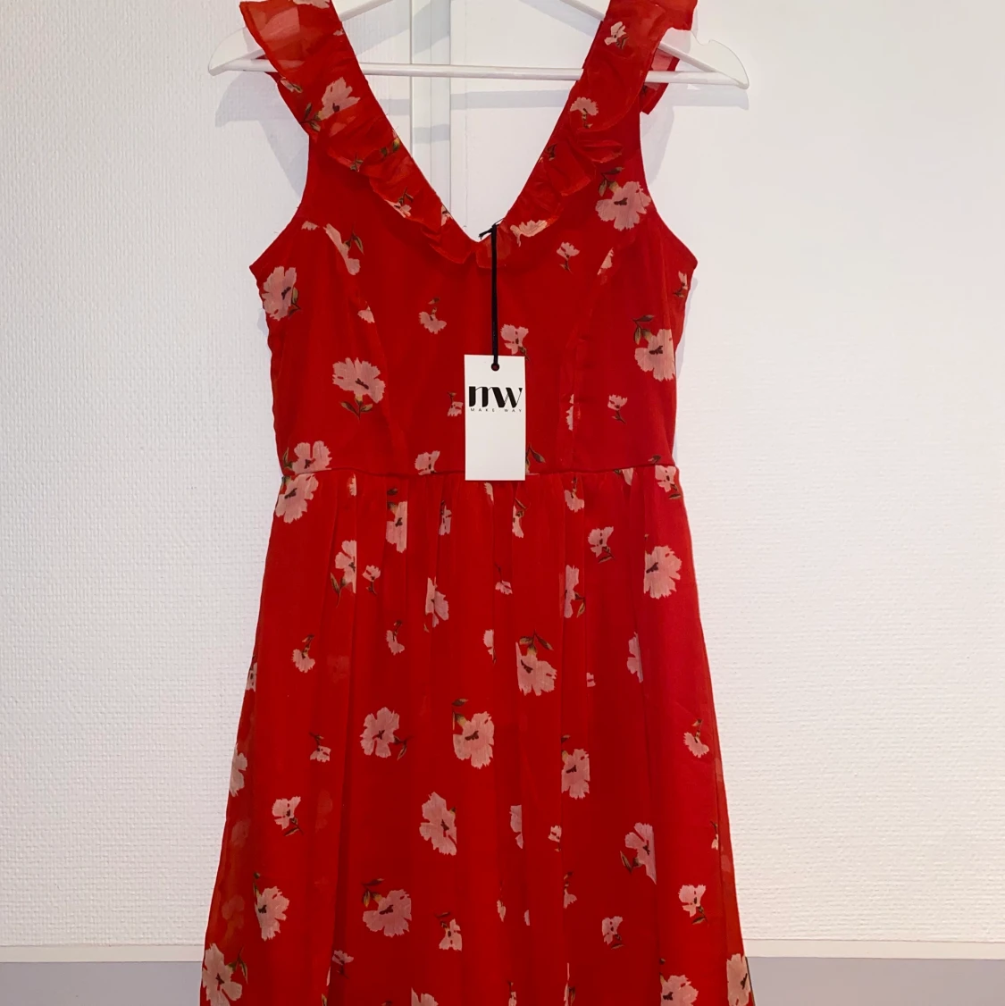 Blommig röd klänning  - 90