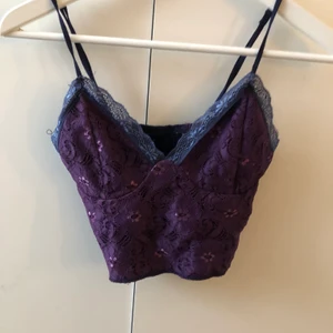 Spetstopp - Lila/blå spetts top, lite trasig vid ena bröst-spetsen. Storlek S 30kr + frakt 