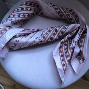 Vintage-scarf - Jättefint skick :)) 50 + frakt! Skriv för fler bilder✨
