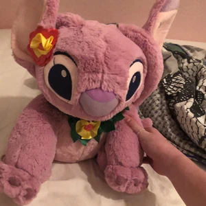 Gosedjur - Ett gosedjur från Disney. Angel från angel och stitch. Supersöt. Bra skicka. Ganska stor, vilket man ser på bilden. Köparen står för frakt. Buda i komentarerna