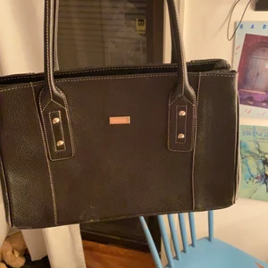 Väska - Svart fin oanvänd väska :)