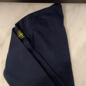 Stone island sweatshirt  - Säljer min brosas klassiska stone island tröja i en fin marinblå färg. Skulle säga att den är unisex och passar det flesta. Köpt i Nk och äkta såklart. Köparen står för frakten o buda i kommentarerna💕