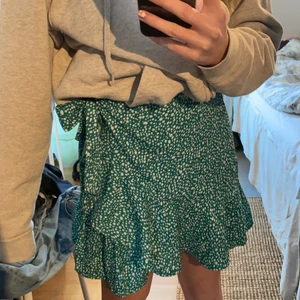 Kjol  - Säljer denna jättefina kjol. För fler bilder eller frågor kontakta 😃 Budgivning om fler är intresserade 💗 bud på 180 kr. Dragkedjan är sönder men ingen man märker av och är väldigt lätt att fixa❤️🥰