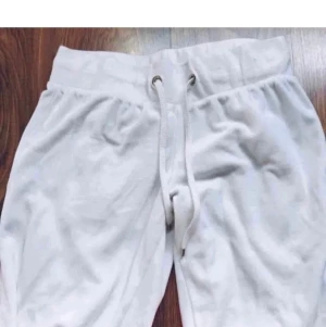 Mjukisbyxor  - Vita mjukisbyxor från Cubus i storlek M. Är endast testade och aldrig mer använda då jag inte passade in dom. 