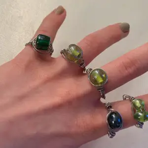 Trendiga silvriga ringar med gröna pärlor! Olika designer och storlekar finns🥰 pris varierar från 19-29 kr! (Få finns kvar!)🌲💚✨