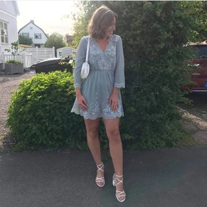 Mintgrön sommarklänning storlek 34 - Mintgrön sommarklänning från HM med vita broderingar längs kanterna. Använd en gång så i nyskick