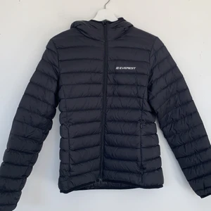 Svart dunjacka - Svart dunjacka från Everest. Den är i använt skick men har mer att ge. En perfekt jacka som funkar till vardags eller till träningen!