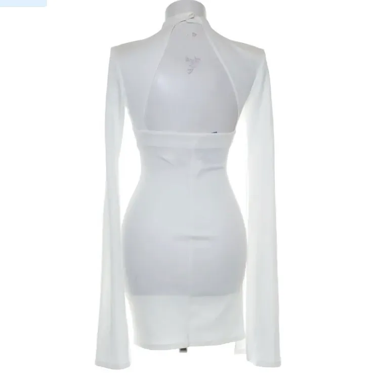 Superfin vit klänning med öppen rygg som tyvärr inte är min stil!🥰. Klänningar.