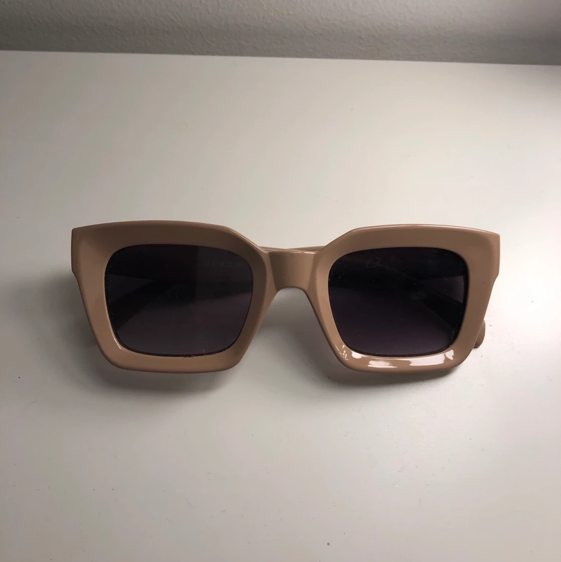 Beige solglasögon NA-KD