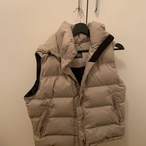 Puffer väst - Dunväst med luva från peak performance. Inga skador eller något sånt. Köpt på plick för ett par månader sen.
