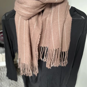 Filippa K blus med stickade Benetton shorts - Svart skir blus i strl S från Filippa K, supersnygga korta stickade shorts med hög midja och insytt foder, dragkedja baktill (strl xs). Matchas med varm och otroligt mjuk sandfärgad halsduk från Åhlens och väska i liknande färgskala från Carin Wester. Väskan har en defekt på dragkedja. Allt i gott skick, sällan använt! Varorna kan köpas separat, om så önskas..annars paketpris som anges nedan!