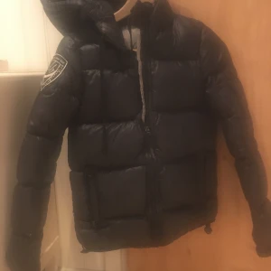 D brand jacka  - En fin d brand jacka i storlek XS. Perfekt för vinter, höst och vår! 