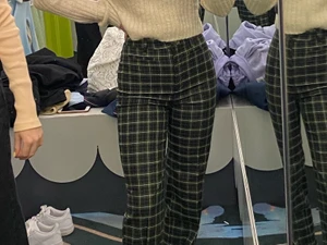 Gröna rutiga kostymbyxor💚👑 - Säljer mina älskade gröna rutiga byxor, de är så himla snygga och sitter som en smäck. Tyvärr har de blivit för små för mig men de passar jättebra om man har 34🥰