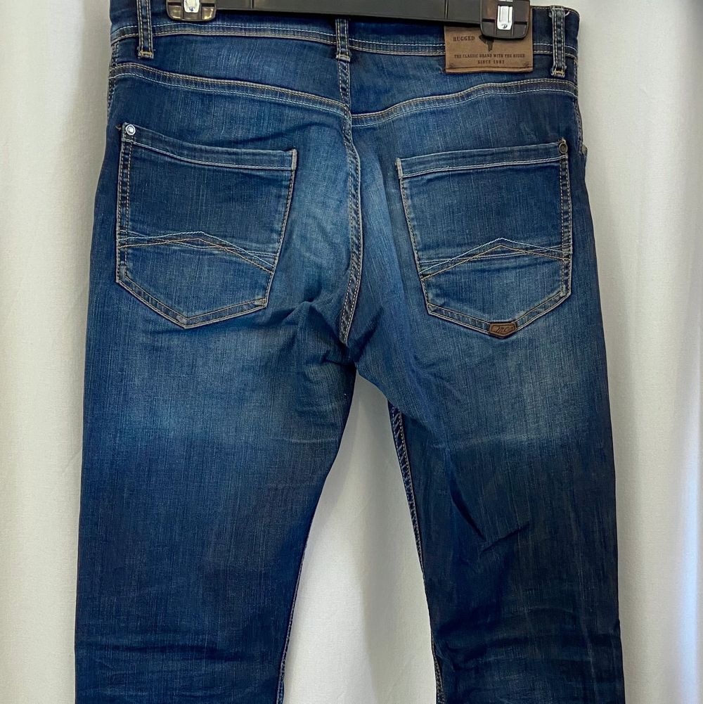 A « Regular Straight » Marlboro Classics Jean in a pretty good shape. It has a tiny use hole in between the legs, barely visible. It’s very comfortable and slightly stretchy. I can send you extra pictures if you’d like. Price new: 120€. Jeans & Byxor.