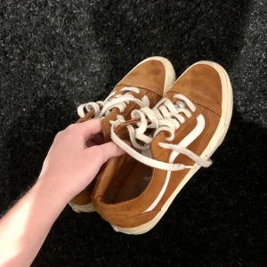 Läder Vans - Säljer mina Vans i läder. Där finns en liten fläck på vänstra skon (som jag tror går bort, men har ej försökt), som gör att jag har valt att sälja dom för enbart 150kr + frakt. Otroligt sköna och ovanliga❤️