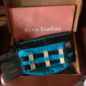 Acne Studios Väska - Acne Studios Abbey bag   Inköpt sommaren 2019, inte använt den så mycket men det finns tecken på användning. Man kan ha väskan som man vill då banden är justerbara😊 Finns ej längre att köpa, nypris 1200kr.  Fraktas (pris tillkommer) eller hämtas på södermalm. Betalning med swish. 700kr, pris kan diskuteras och skickar gärna fler bilder om du vill! 🌷