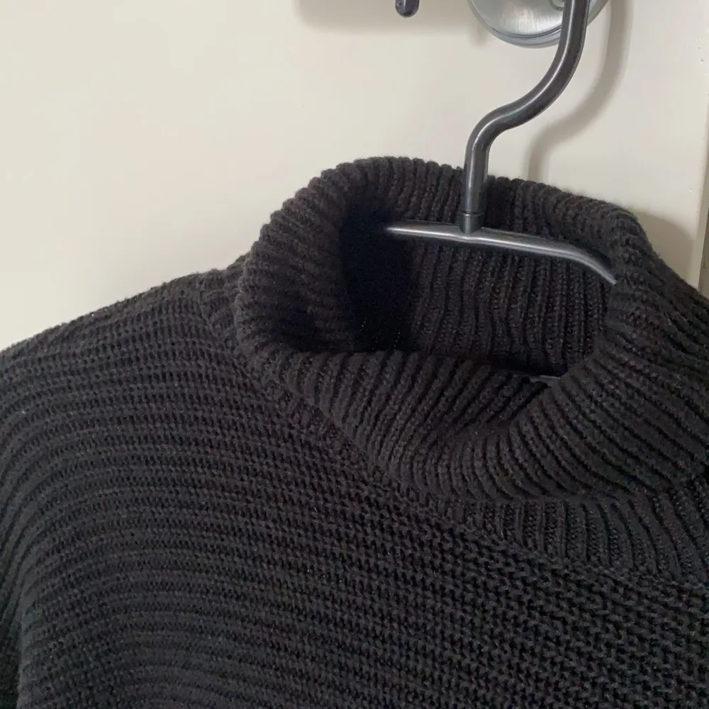 Stickad tröja från NAKD i storlek xs, men skulle säga att den passar även större storlekar. Polokrage som man själv kan vika hur man vill ha den. . Stickat.