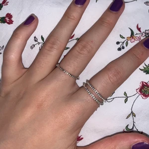 tre silverringar✨ - säljer alla tsm för 15kr annars 10kr st. perfekt skick, skriv för fler bilder :) frakt 9kr!!