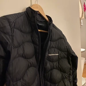Peak performance jacka  - Jag vill sälja min peak performance jacka pågrund av att den sitter för liten på mig, den är i storlek 150/xs och är köpt i höst 2020. Nypris på jackan är 2295. finns ett litet märke på jackan men inget man ser :) (höjs snart till hösten så passa på) 💞