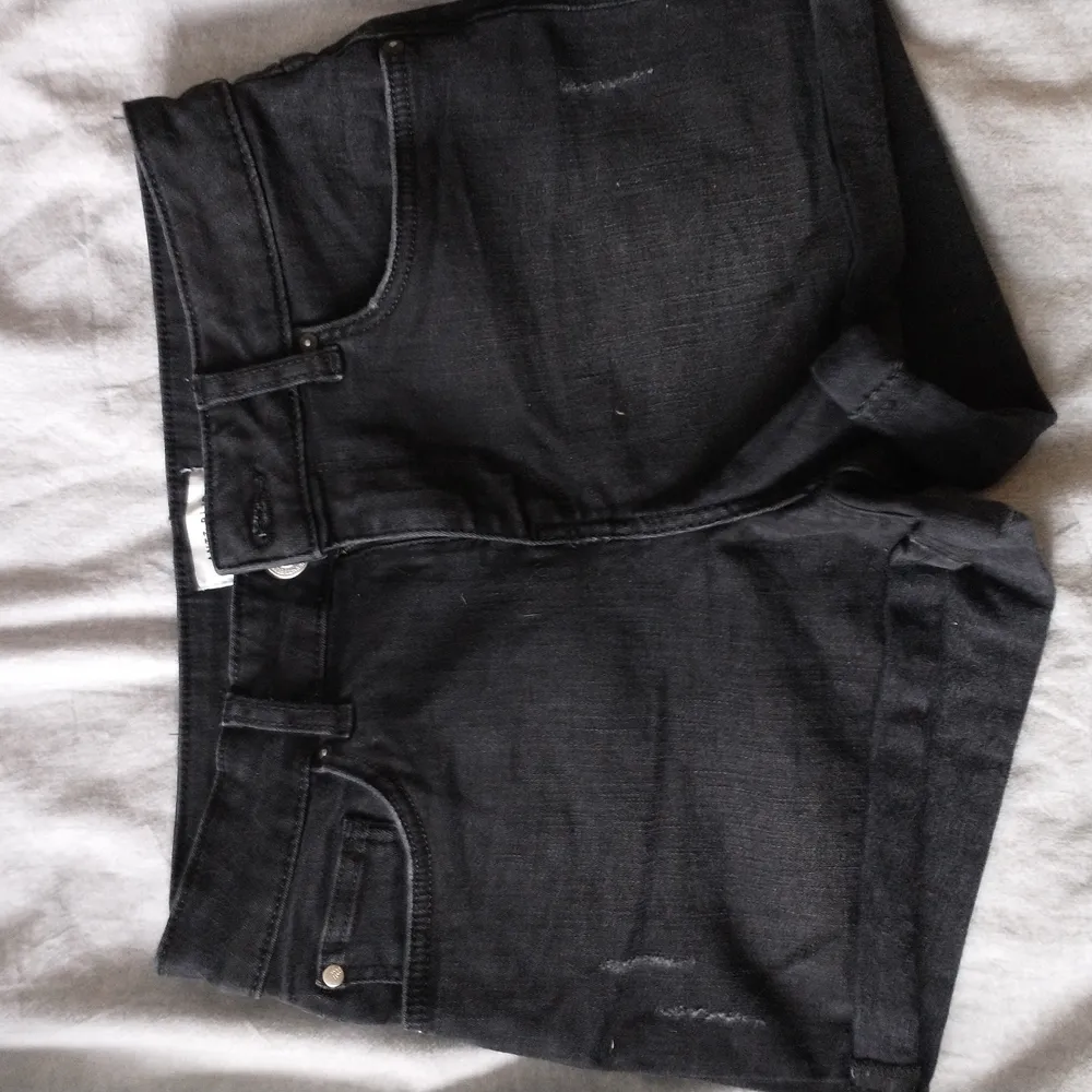 Korta sommar byxor helt ny köpte den för 400kr säljer den för 175kr+frakt. Jeans & Byxor.