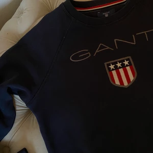 Blå GANT sweatshirt  - Använd fåtal gånger, passar en XXS/XS (äkta) 300kr