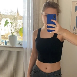 H&M stickat linne - Ett svart, croppat, stickat linne från hm i storlek S, passar även i XS. Aldrig använd.