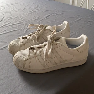 adidas superstar - sköna vita sneakers ifrån adidas, de är reflex (2a bilden). Bra skick men saknas sulor inuti, men går att stoppa i vilka som helst. Storlek 38 2/3