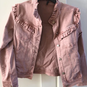 Vårjacka - Jättefin stretchig jeansjacka. Vintage rosa. Använd en gång. Någon annan måste passa i denna fina färg!? Fin passform. Nypris 700kr