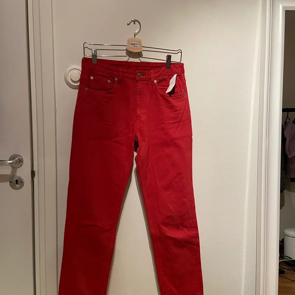 Säljer ett par icke använda jeans från ARKET. Köpta second hand, röda raka jeans, storlek W27, längden står inte men skulle gissa på längden 30. Insåg att det var för små när jag testade de hemma, därav säljer jag. Köparen står för frakten. . Jeans & Byxor.